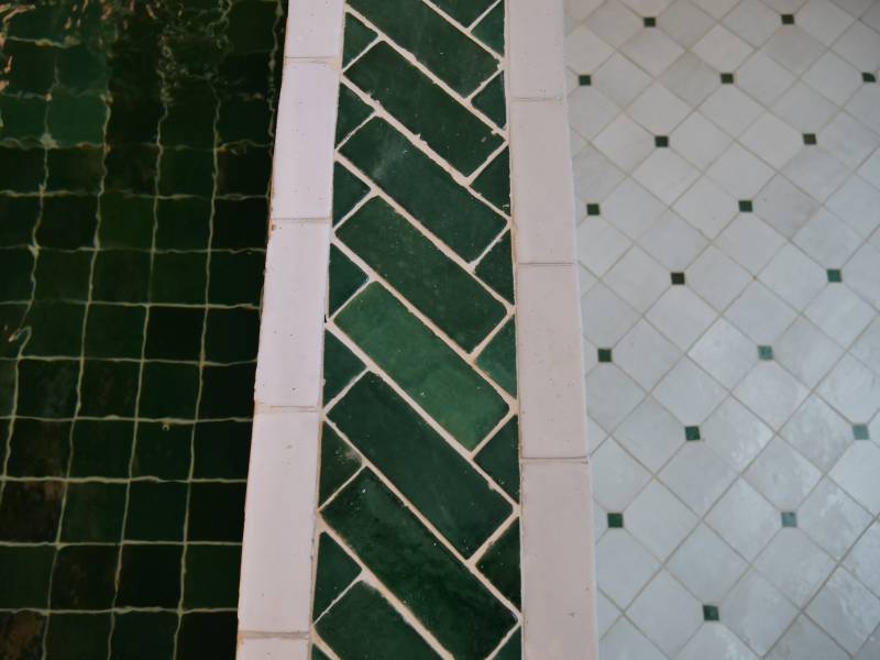 Piscine intérieure en zellige et bejmats