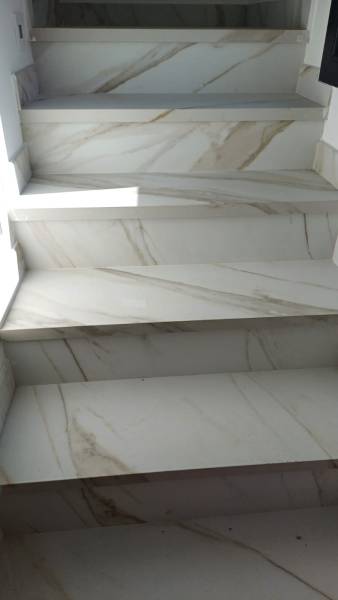 Escalier intérieur avec marches en céramique