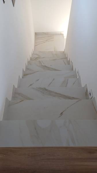 Escalier intérieur avec marches en céramique