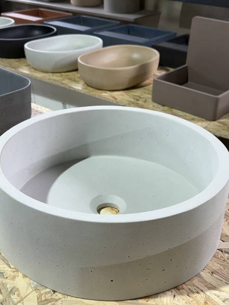 Vasques et baignoires en béton coloré