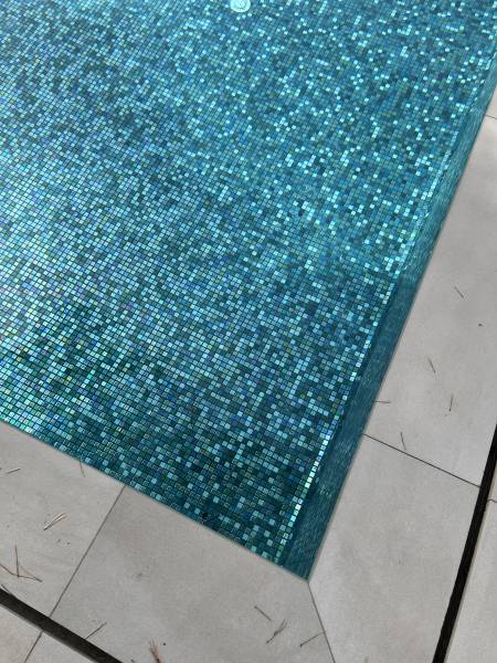 Rénovation de piscine mosaïque émeraude métallisée