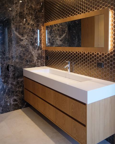 Quatre salles de bains de luxe