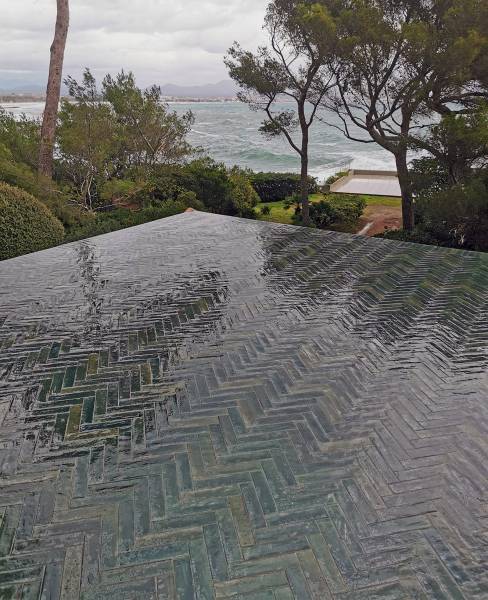Terrasse en carrelage chevrons émaillés