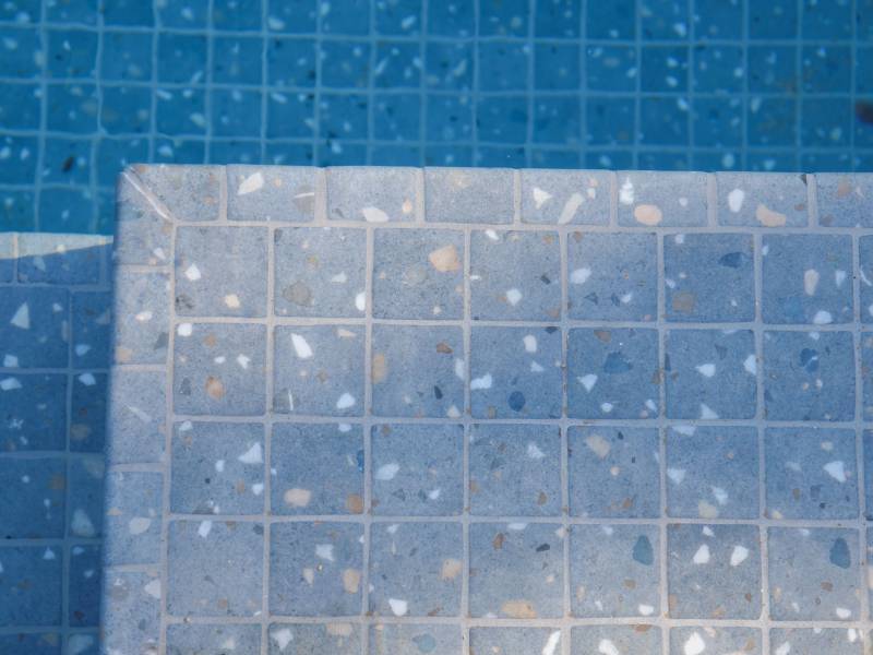 Piscine en mosaïque terrazzo